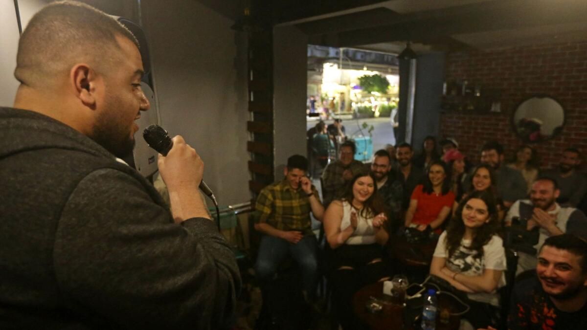 'Artık Korku Yok': Stand-Up Komedisi Esad Sonrası Suriye'ye Geri Döndü