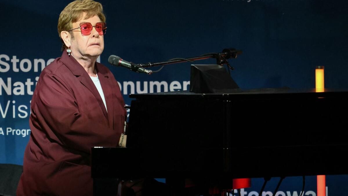 Elton John, Enfeksiyonla Mücadele Ettikten Sonra Duygusal Konuşmada Görme Kaybını Ortaya Koyuyor