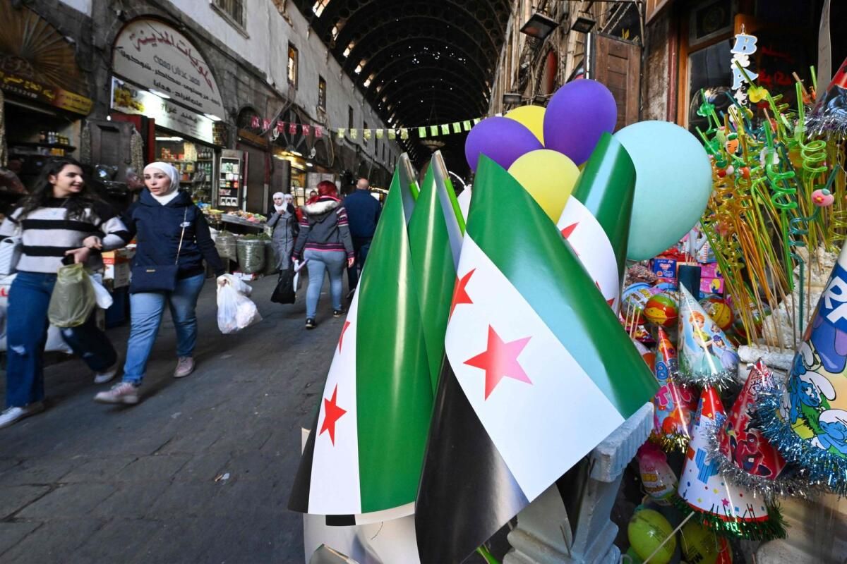 Şam'da Yüzlerce Suriyeli Demokrasi ve Kadın Hakları için Protesto Etti