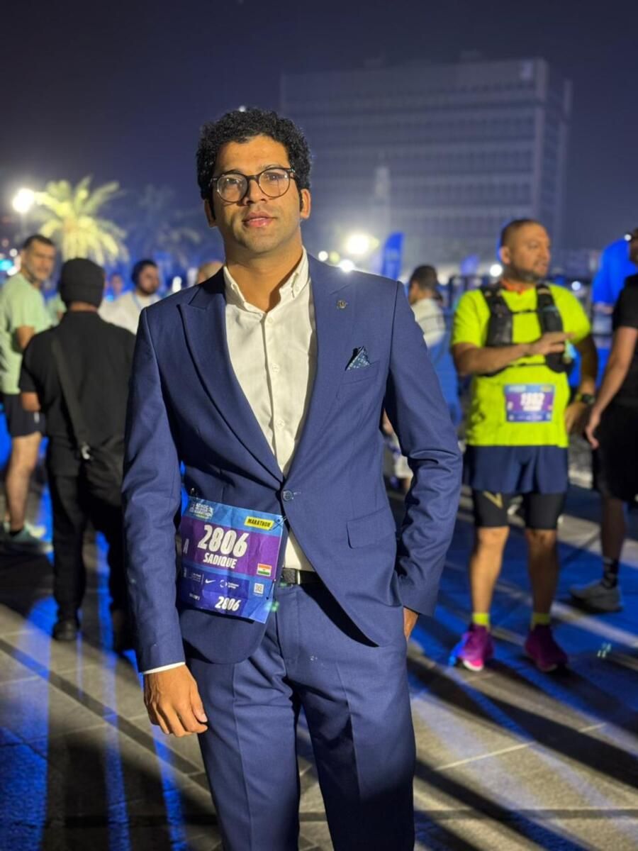 İzleyin: BAE'de İkamet Eden Kişi, iş-yaşam dengesini geliştirmek için Tam takım elbiseli Adnoc Maratonu'nu Yönetiyor