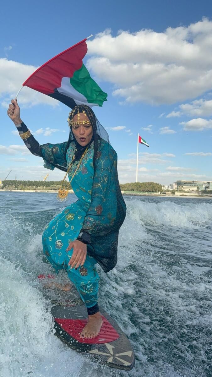 İzleyin: Dubaili Atlet Geleneksel Emirlik Kıyafetleriyle Sörf Yapıyor, 'İkinci Eve' Saygı Duruşunda Bulunuyor