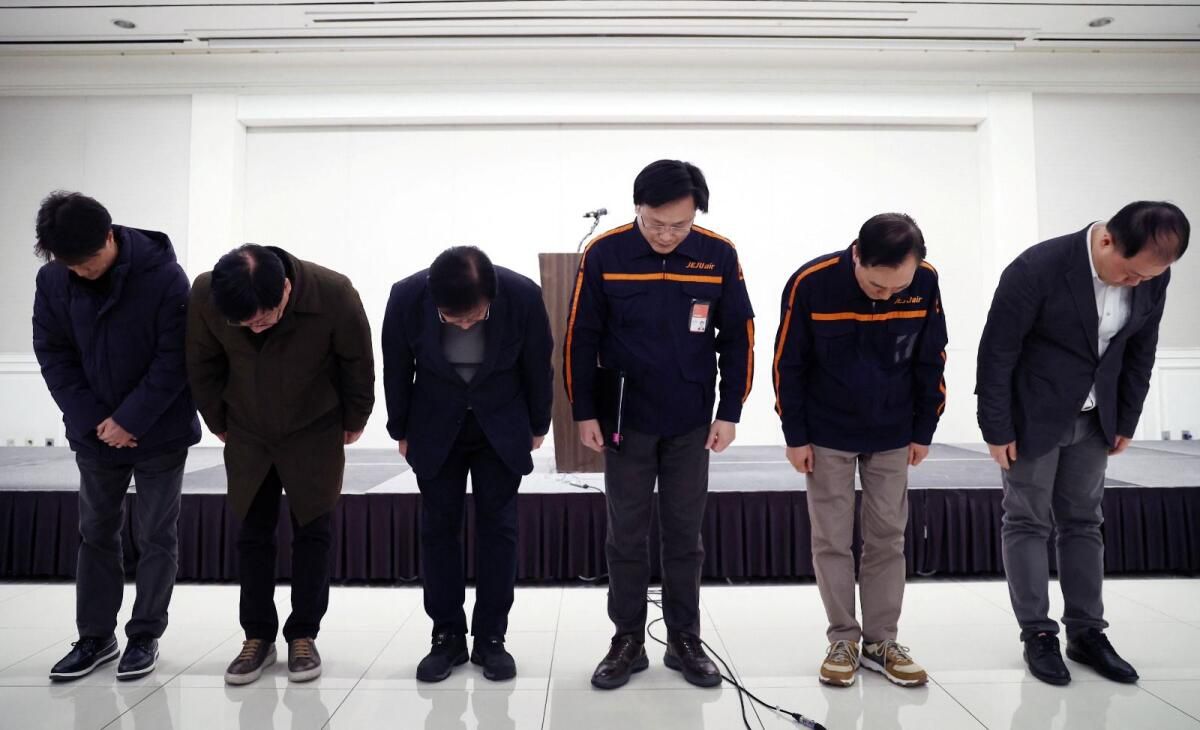 Jeju Air Ceo'su, Güney Kore'nin Muan Havaalanındaki Ölümcül Uçak Kazası için Özür Diledi
