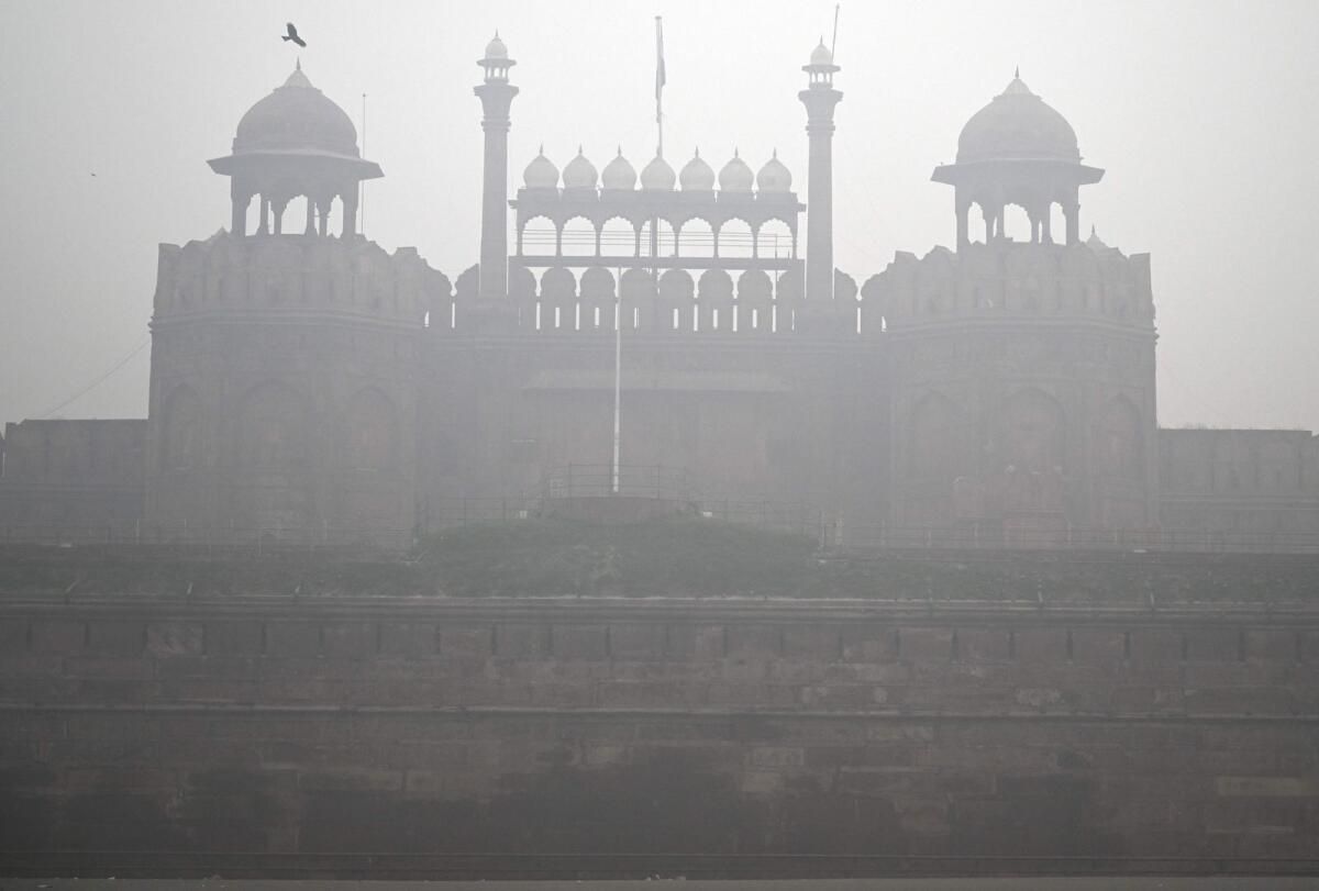 Delhi'de Mavi Gökyüzüne Yol Açan Dumanla Hava Kalitesi Arttıkça Hindistan Kısıtlamaları Hafifletiyor