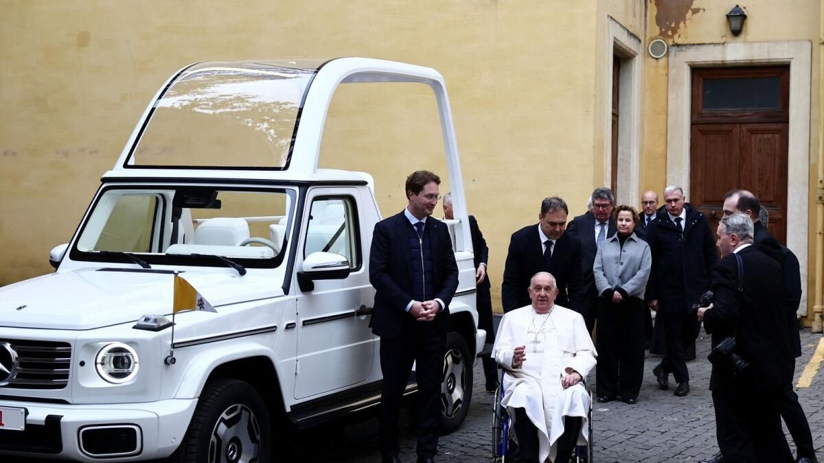 Vatikan, Papa Francis'in Tamamen Elektrikli Bir Mercedes olan Yeni Popemobile'ını Tanıttı