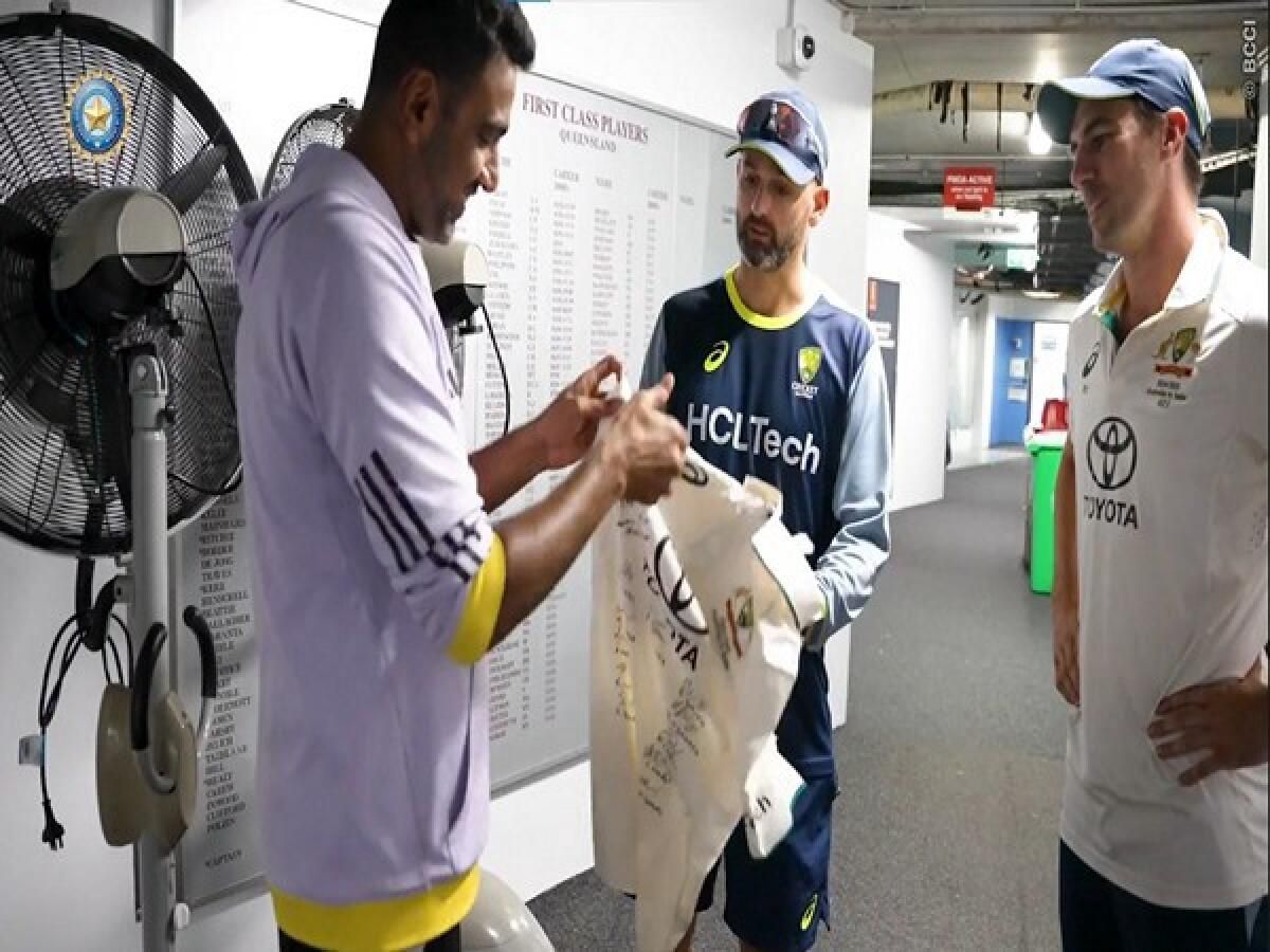 Cummins ve Lyon, Avustralya Formasını Ravichandran Ashwin ile İmzaladı