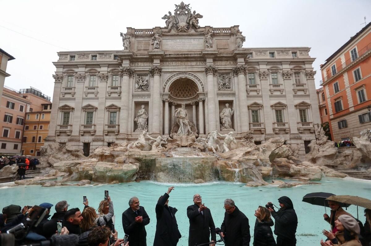 Roma'daki Trevi Çeşmesi Sınırlı Kalabalığa Yeniden Açılıyor