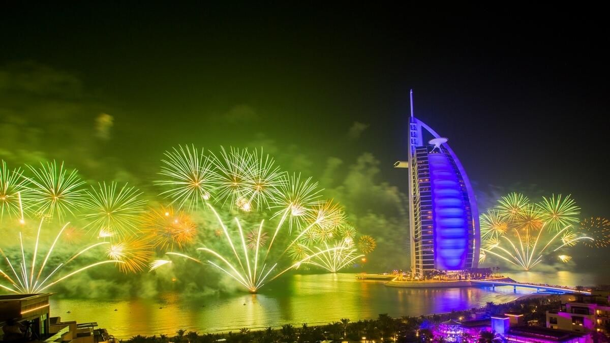 BAE'de Yılbaşı Gecesi 2024: Abu Dabi, Dubai'de Havai Fişek İzlenecek 17 Yer