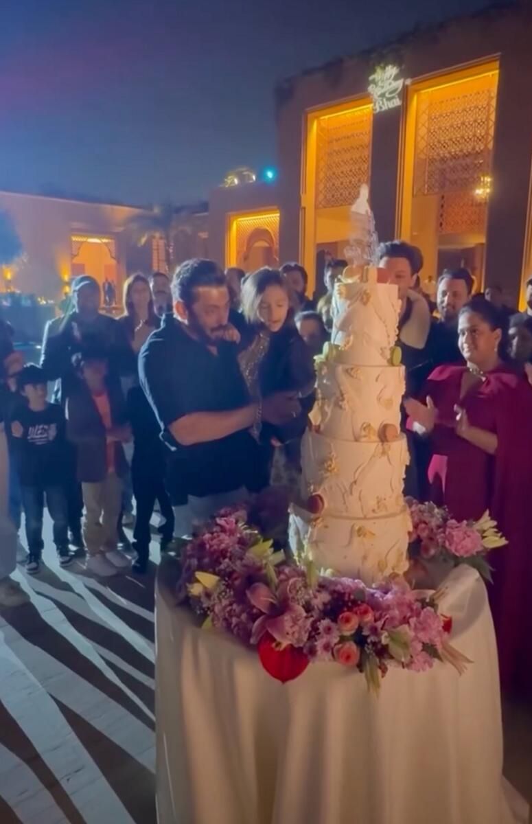 Salman Khan, 59. Doğum Gününü Ambanis ile Kutluyor