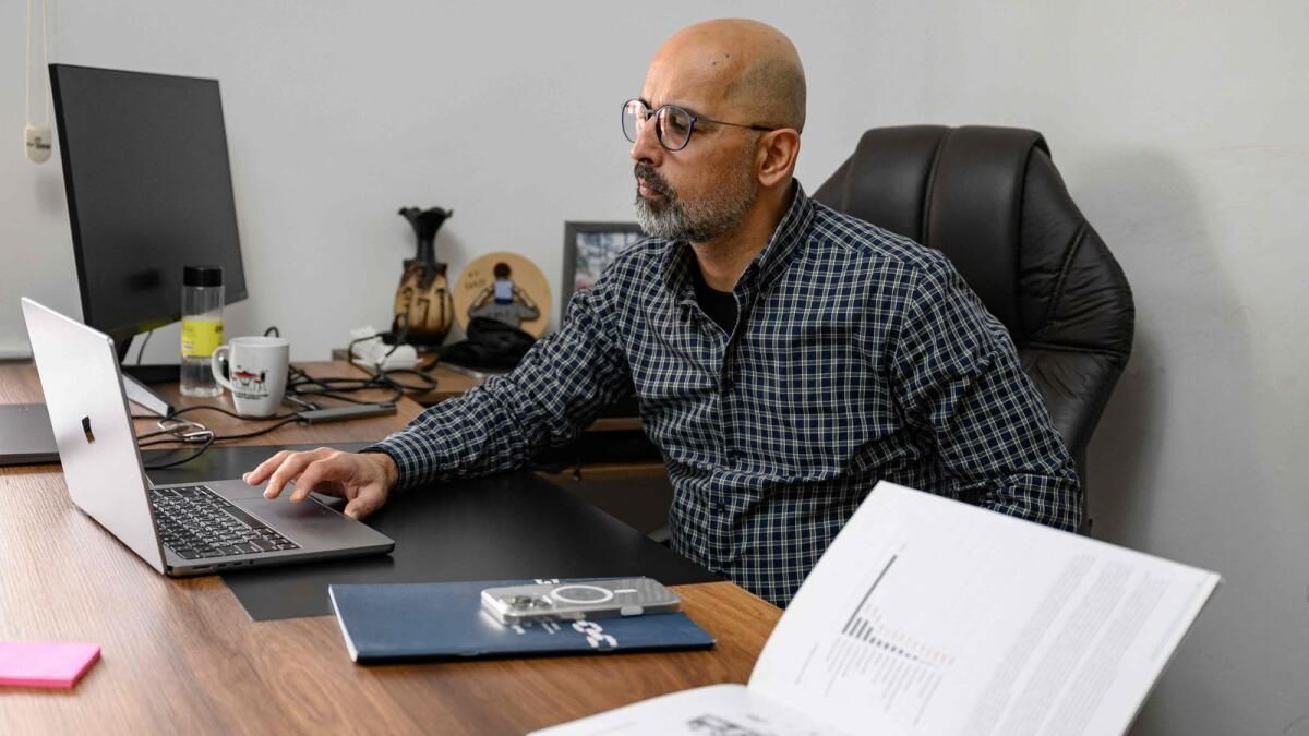 Acımasız Suriye Hapishanesinin Eski Bir Mahkumu Başkalarına Yardım Ederek Travmanın Üstesinden Nasıl Geldi?