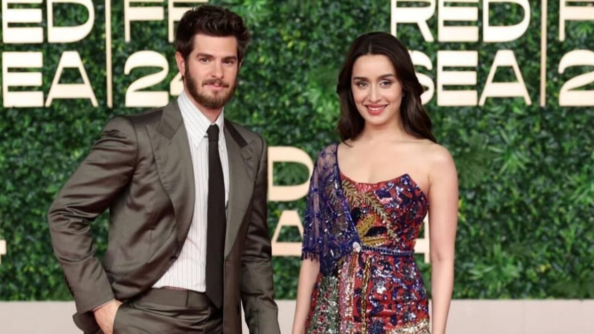 Shraddha Kapoor, Kızıldeniz Film Festivali'nin Kırmızı Halısında Andrew Garfield ile Poz Veriyor