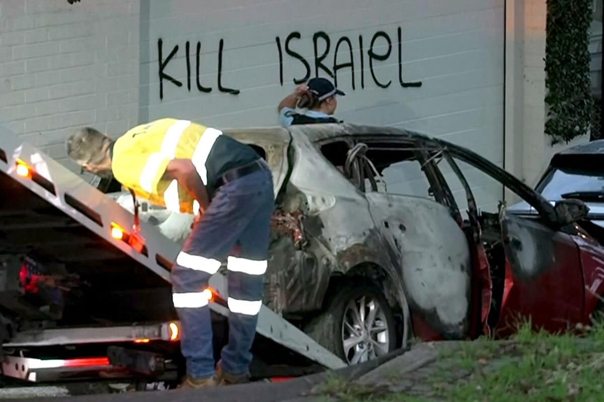 Vandallar İsrail Karşıtı Grafiti Çiziyor, Sidney'de Araba Yakıyor