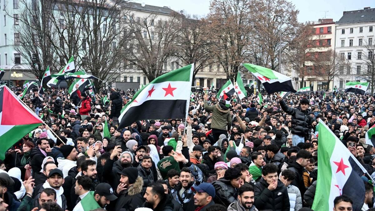 Berlin'de Binlerce Suriyeli Esad'ın Ayrılışını Kutladı