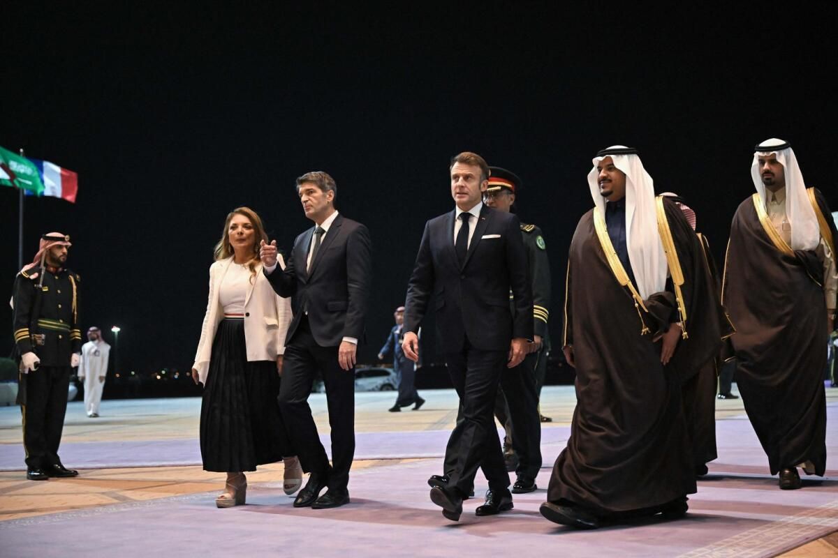 Fransız Siyasi Krizi Yaklaşırken Suudi Arabistan'da Macron