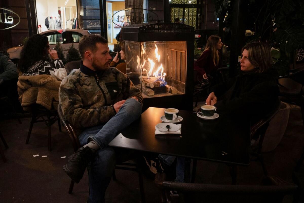 Turistler Barselona'nın Teraslarında Veranda ısıtıcılarının Son Günlerinin Tadını Çıkarıyor