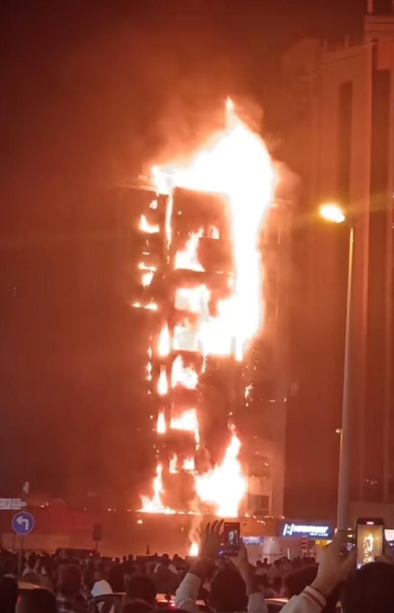 Video: Dubai'nin Emirates Alışveriş Merkezi Yakınındaki Binada Yangın Çıktı
