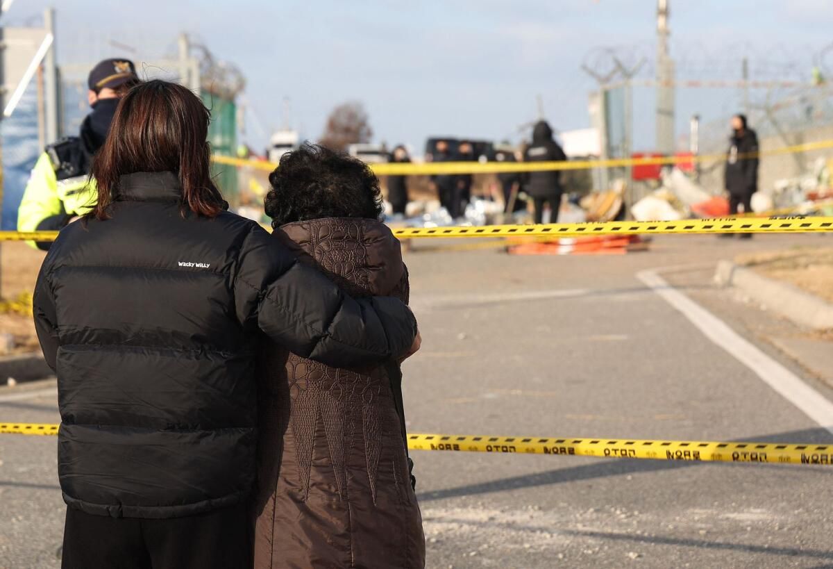 Boş Masalar ve Gözyaşları, Güney Kore Uçak Kazasında Ölen Beş Meslektaşını İşaret Ediyor