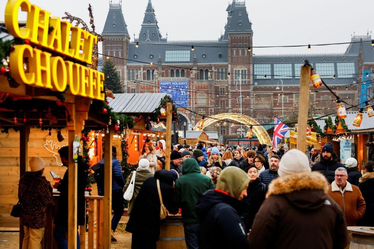 Amsterdam Tarihi Kanal Evlerine 'Çirkin' Güneş Panellerine İzin Verirken Öfke