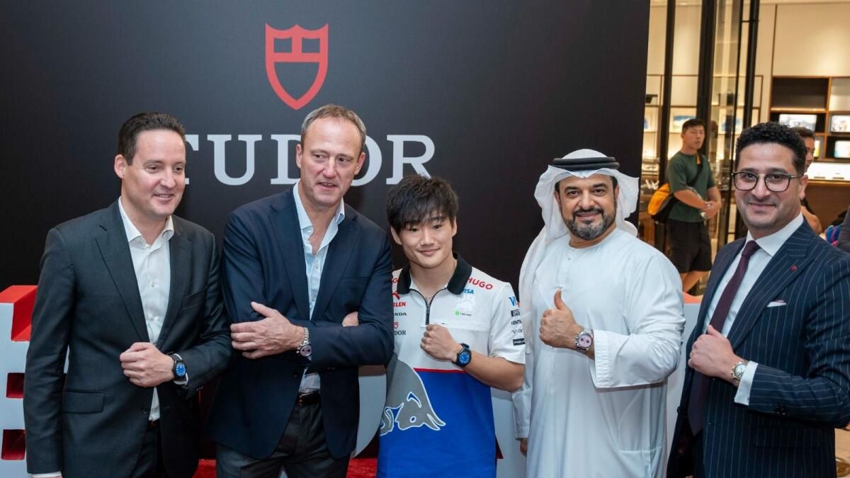 Yuki Tsunoda, Yas Alışveriş Merkezi'nde Hayranlarıyla Buluşuyor, Tudor ile Hızı ve Stili Kutluyor