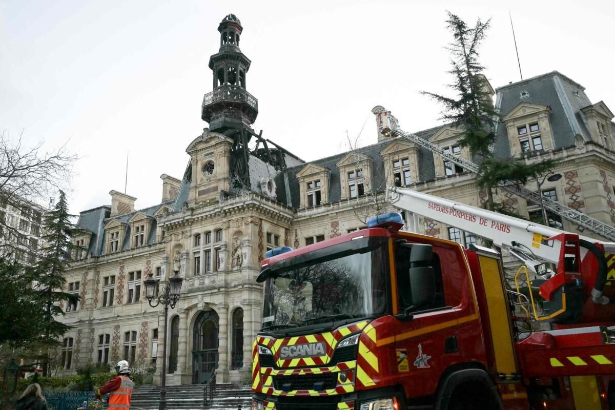 Yangın Paris Bölgesi Belediye Binasını Parçaladı