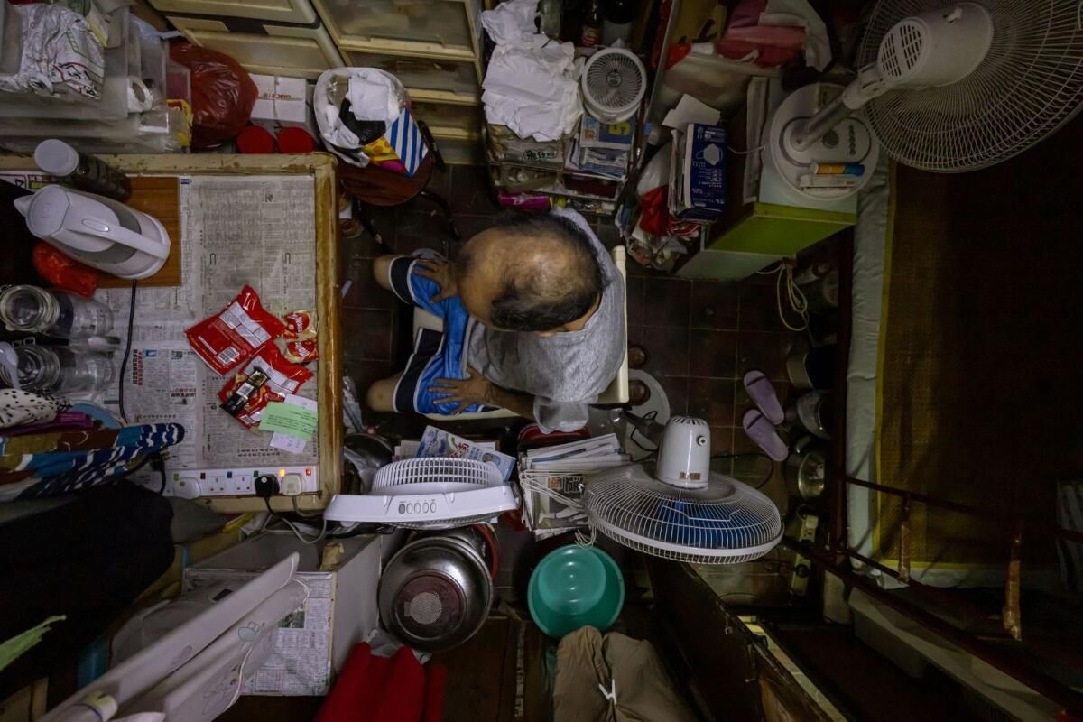 Hong Kong, Küçük, Kalabalık Evlerde Koşulları İyileştirmek için Mücadele Ediyor
