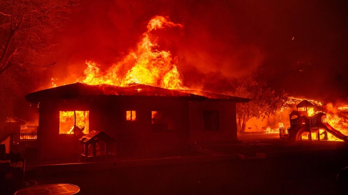 Los Angeles Bölgesinde Orman Yangınları Patlarken On Binlerce Kişi Kaçıyor