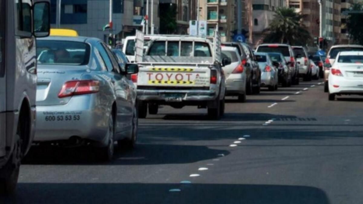 Abu Dabi Sürücüleri Dubai'ye Giden E11 Yolunda Kaza Bildirdi; Gecikmeler Bekleniyor