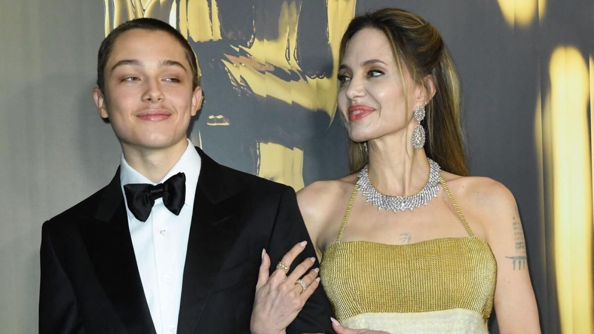 Angelina Jolie Ve Oğlu Knox, Los Angeles Orman Yangını Kurbanlarına Yardım Ediyor