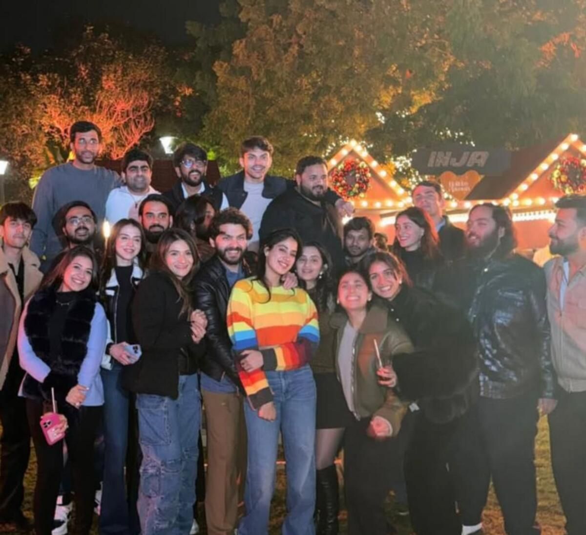 Ananya Panday, 'Parlak Arkadaşlar' Anant Ambani, Janhvi Kapoor ile Bir Fotoğraf Paylaşıyor