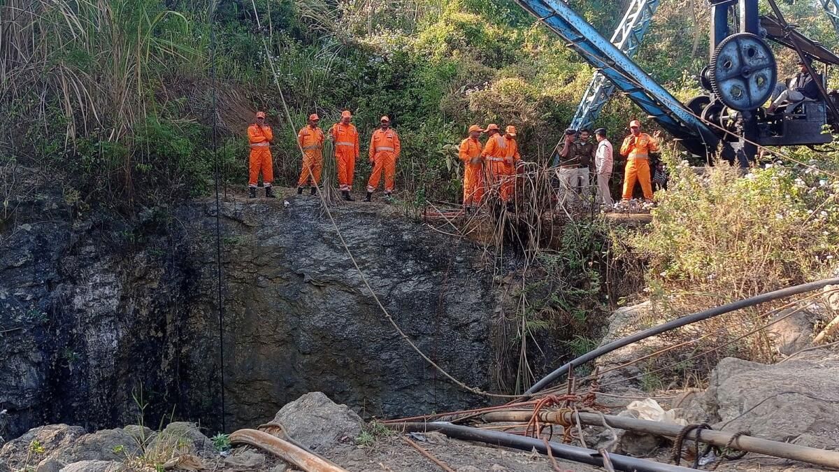 Kurtarıcılar Kapana Kısılmış Adamları Ararken Su Basmış Hint Madeninden Bir Ceset Kurtarıldı