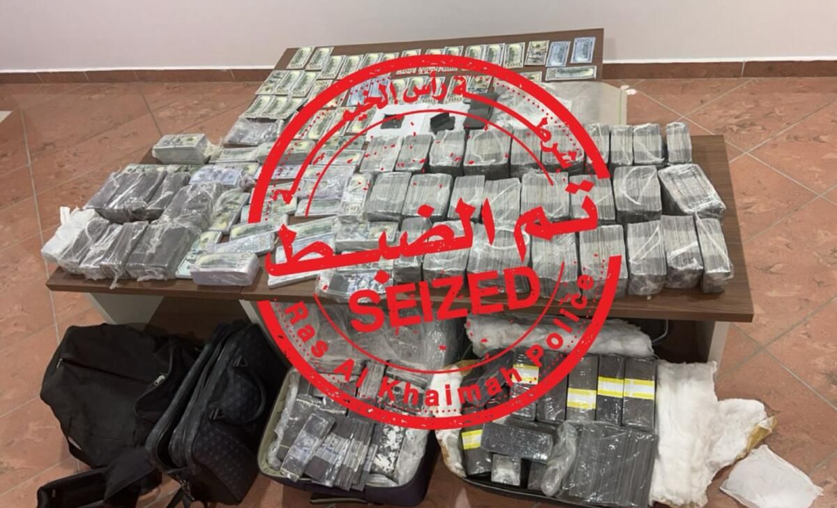 Birleşik Arap Emirlikleri: Rak'ta 27 Milyon Dh'nin Üzerinde Sahte Para Birimiyle 3 Kişi Tutuklandı