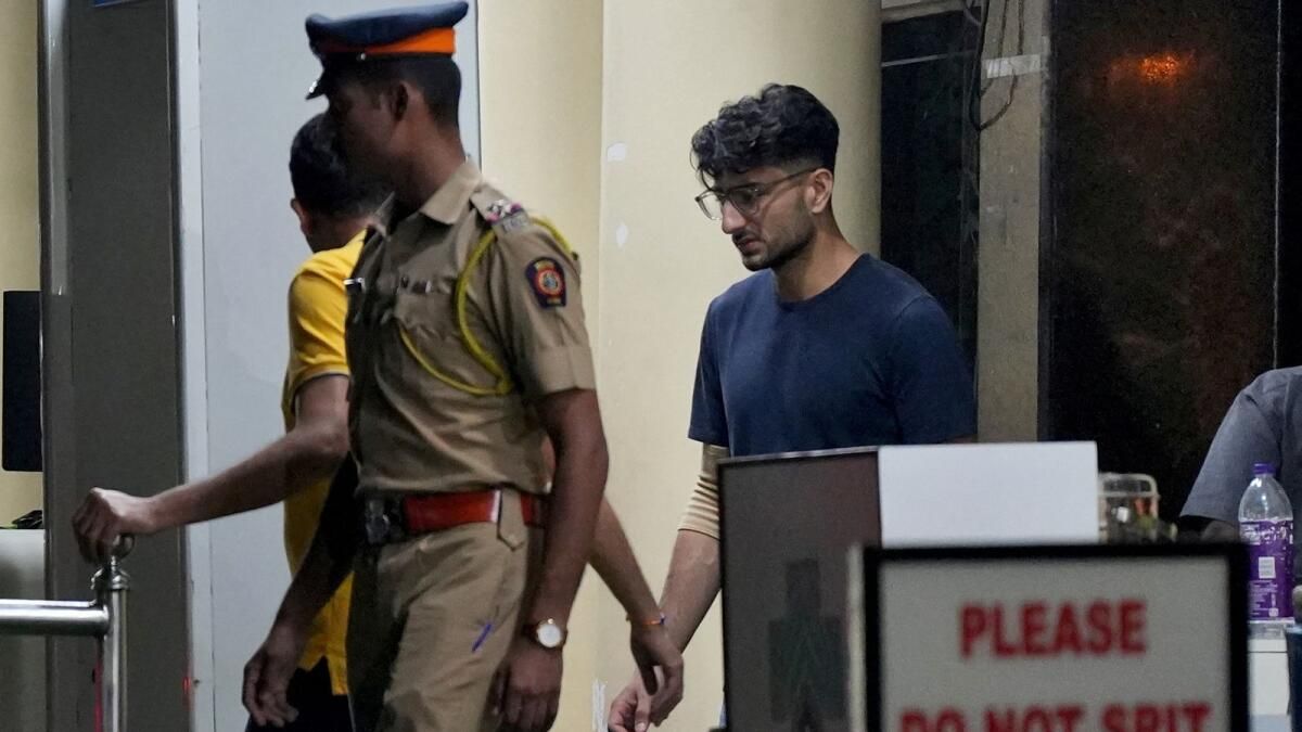 İzle: Mumbai'de Sorgulanmak Üzere Gözaltına Alınan Saif Ali Khan Bıçaklama Olayındaki Şüpheli