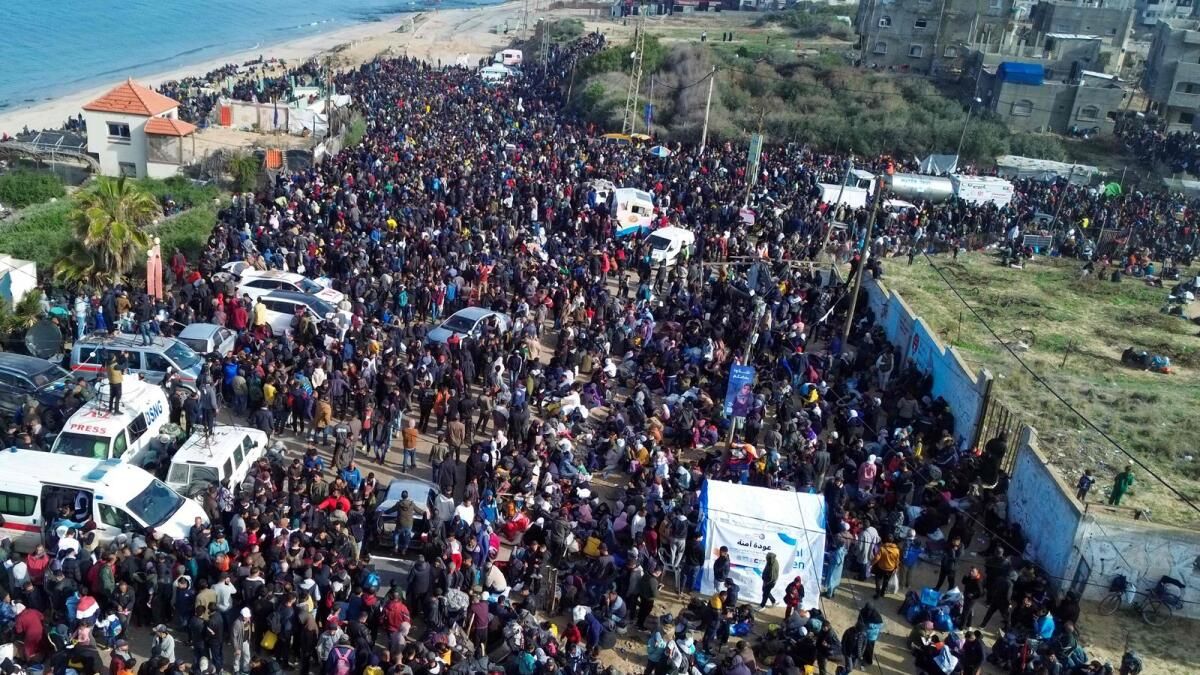 İsrail Bariyerindeki Yerinden Edilmiş Gazzeliler Kitlesi Kuzeye Ulaşmayı Bekliyor