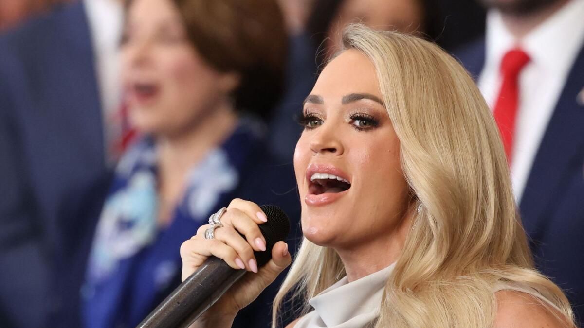 Carrie Underwood, Trump'ın Açılışındaki Teknik Aksaklıktan Sonra Bir Capella Söylüyor