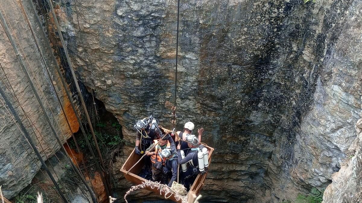 Hindistan'ın Assam Eyaletinde Üç Madenci Ölmekten Korkarken, Altı Madenci de Tuzağa Düştü