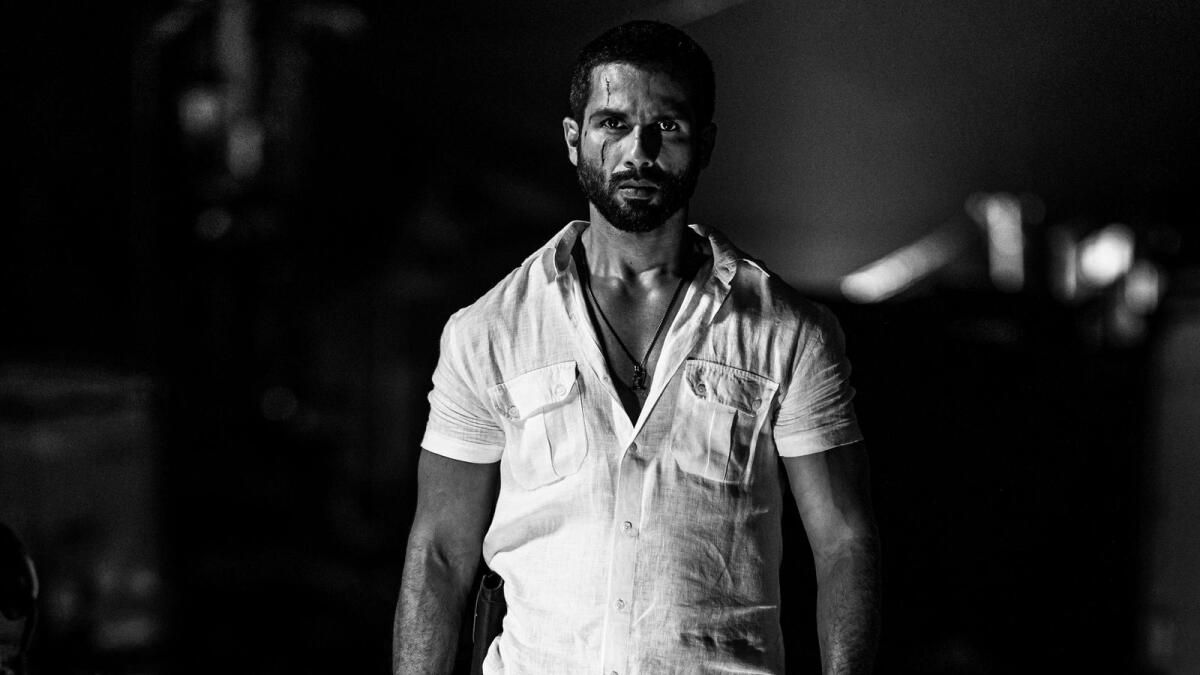 'Deva'da Shahid Kapoor Sınırları Zorluyor ve Griyi Kucaklıyor