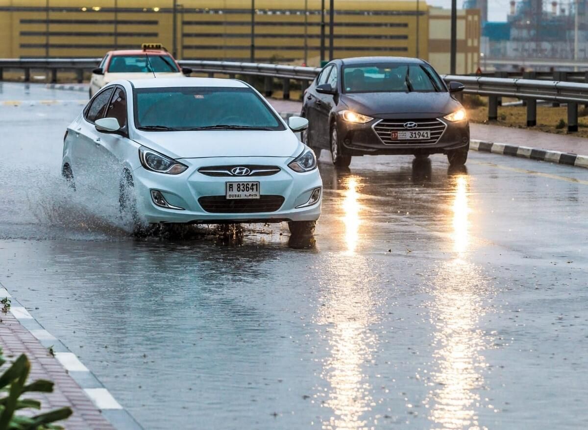 Dubai'de Yağmur: Polis, Sağanak Yağış Kilit Bölgelere Çarptığında Sürücüleri Dikkatli Olmaya Çağırdı