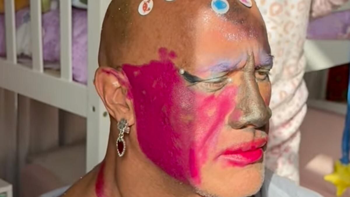 Dwayne Johnson Kızları Tarafından Komik Bir Makyaj Aldı