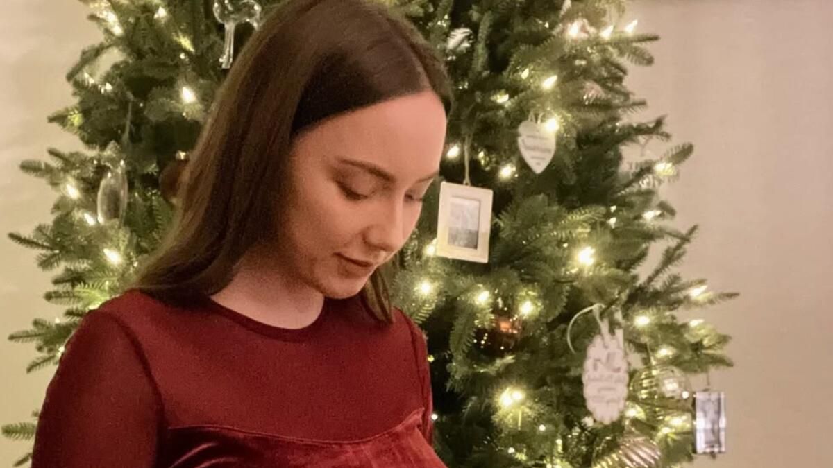 Eminem'in Kızı Hailie Jade Bebek Yumruğunu Gösteriyor