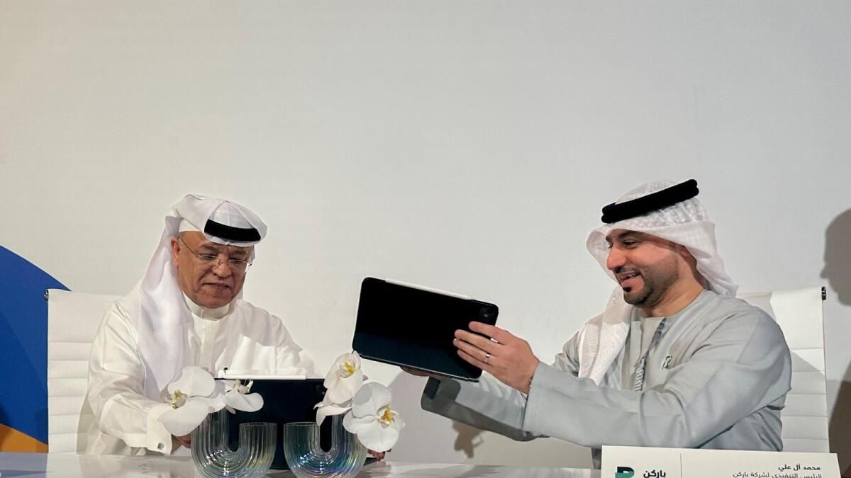 Dubai: Hareket Halindeyken Yakıt İkmali, Araba Yıkama ve Diğer Hizmetler için Bazı Park Yerleri