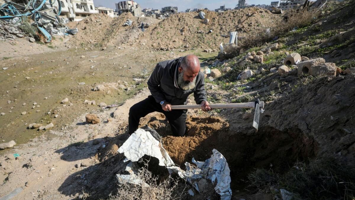 Yaslı Gazzeliler Şehir Kalıntılarından Cesetler Çıkarır, Mezar Verir