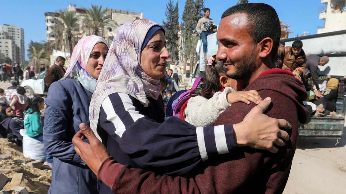 Büyük Kalabalıklar Yıkılan Evlere Dönerken Gazze'nin Kuzeyinde Aileler Bir Araya Geldi