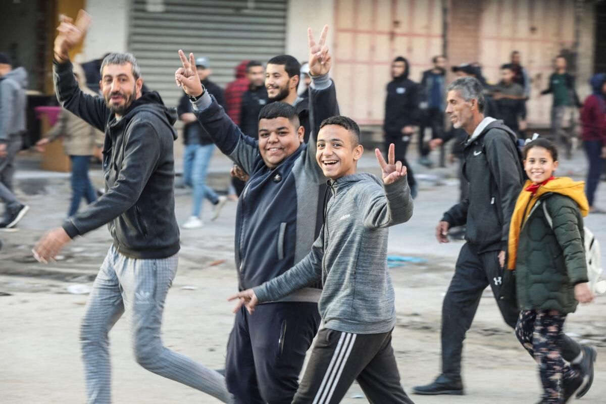 'Bomba Sesi Yok': BAE'deki Filistinliler Gazze'deki Ailelerle Bağlantı Kuruyor, Ateşkesin Sürmesini Umuyor