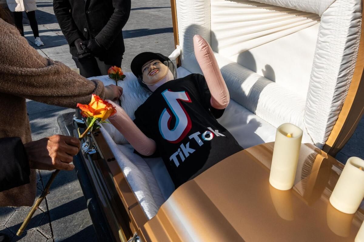 Tiktok, Biden Hükümeti Müdahale Etmediği Sürece Pazar Günü İçimizin Kararacağı Konusunda Uyarıyor