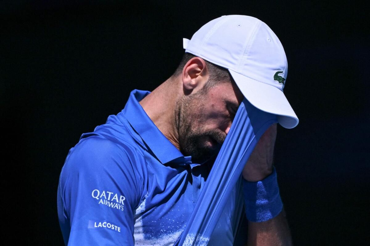 Novak Cokoviç, Zverev'i Avustralya Açık Finaline Sokmak için Sakatlanarak Emekli Oldu