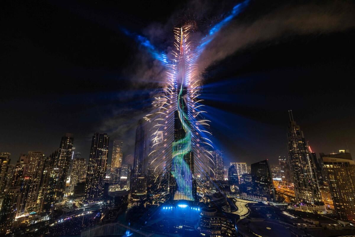Dubai'nin Yeni Yıl Arifesi Havai Fişekleri, Göz Kamaştırıcı Serginin Tadını Çıkaramayan Turistleri Eve Çekiyor