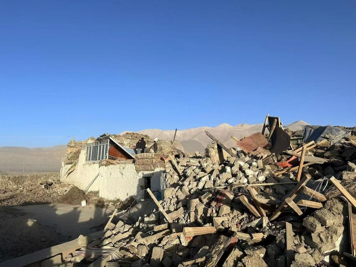 Güçlü Tibet Depremi 100'den Fazla Kişiyi Öldürdü, Nepal'i Sarstı
