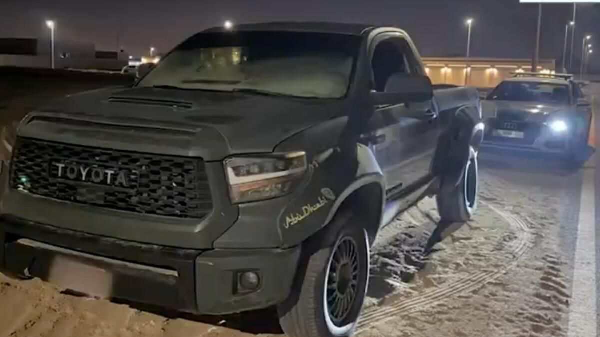 Video: Dubaili Sürücü Yağmurda Tehlikeli Hareketler Yaptığı için 50.000 Dh'ye Para Cezası Verdi; Araç Ele Geçirildi