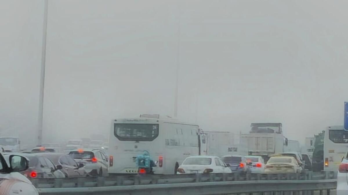 BAE Hava Durumu: Sis için Kırmızı, Sarı Uyarılar Verildi; Sıcaklıklar 6 ° C'ye Düşebilir