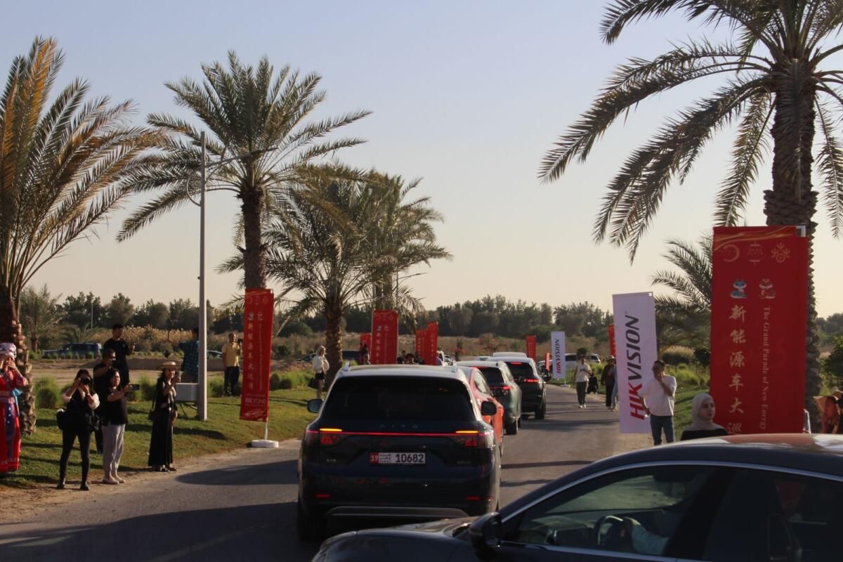 Bakın: Çin Yeni Yılı Kutlamaları için Dubai'den Abu Dabi'ye 60 Araba Geçit Töreni Düzenledi