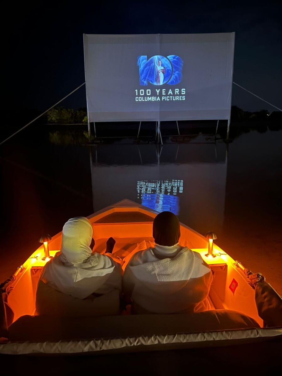 BAE'nin Yüzen Sineması: Mangrovların Ortasında, Uaq'da Yıldızlı Gökyüzünün Altında Bir Teknede Film İzleyin